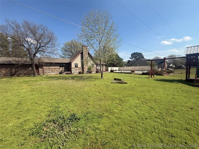 1407 N 8th Street, Henryetta, OK 74437