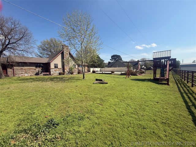 1407 N 8th Street, Henryetta, OK 74437