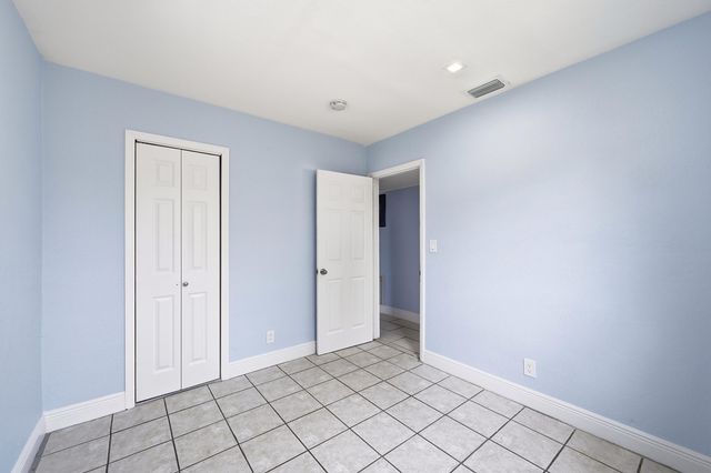 4401 NW 33rd Street, Lauderdale Lakes, FL 33319