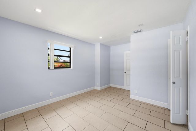 4401 NW 33rd Street, Lauderdale Lakes, FL 33319