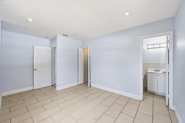 4401 NW 33rd Street, Lauderdale Lakes, FL 33319