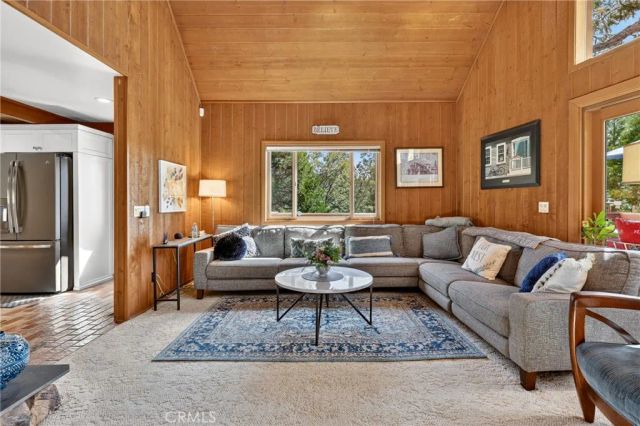 374 Grass Valley Road, Lake Arrowhead, CA 92352