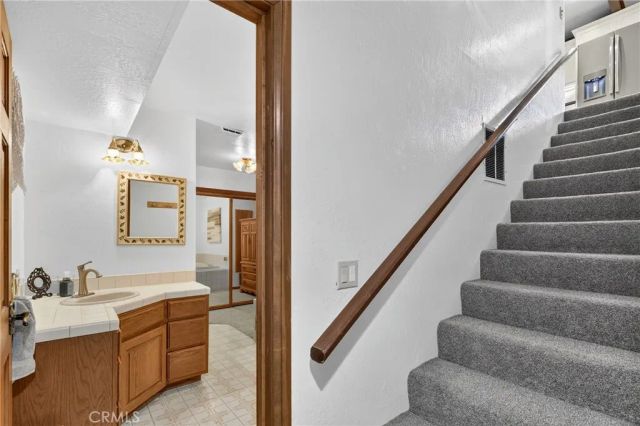 374 Grass Valley Road, Lake Arrowhead, CA 92352