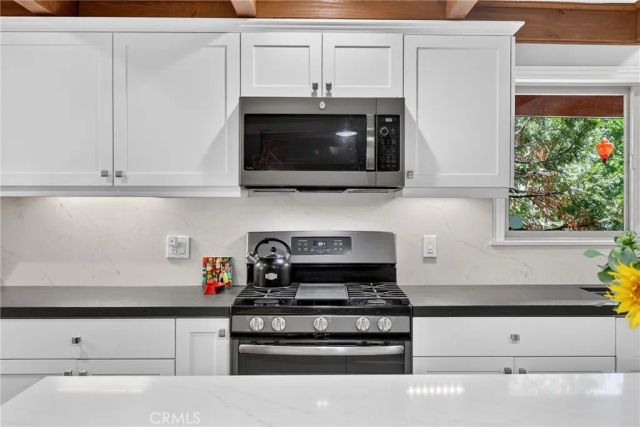 374 Grass Valley Road, Lake Arrowhead, CA 92352