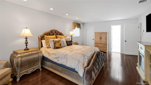 16 Long Acre Lane, Dix Hills, NY 11746