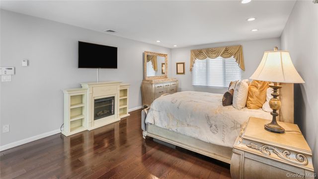 16 Long Acre Lane, Dix Hills, NY 11746