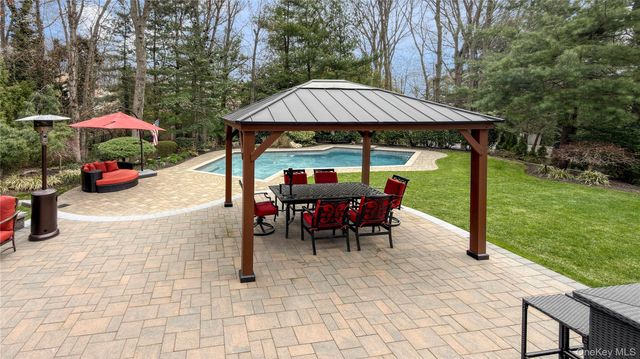 16 Long Acre Lane, Dix Hills, NY 11746