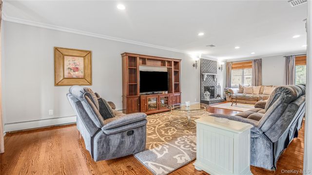 16 Long Acre Lane, Dix Hills, NY 11746