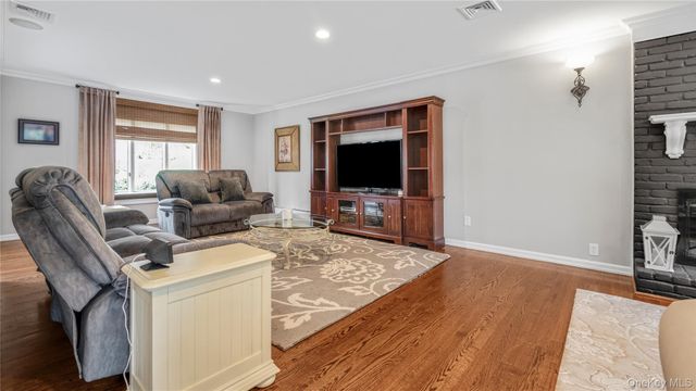 16 Long Acre Lane, Dix Hills, NY 11746