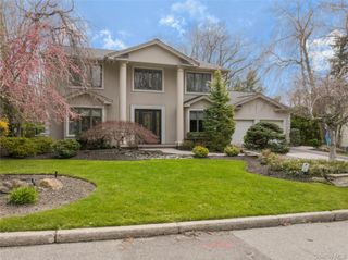 16 Long Acre Lane, Dix Hills, NY 11746