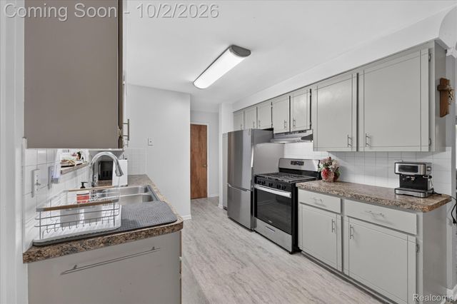 5539 Sunwood Drive, Waterford Charter Township, MI 48329