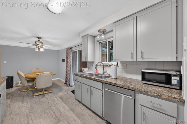 5539 Sunwood Drive, Waterford Charter Township, MI 48329
