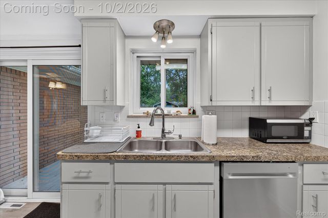 5539 Sunwood Drive, Waterford Charter Township, MI 48329
