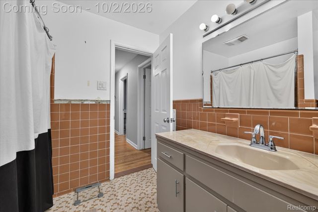 5539 Sunwood Drive, Waterford Charter Township, MI 48329