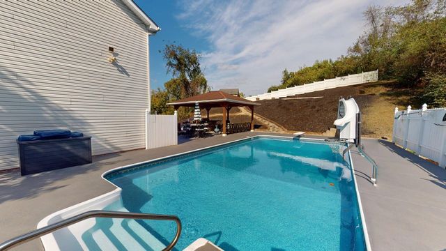 312 Lower Overlook Drive, Hurricane, WV 25526