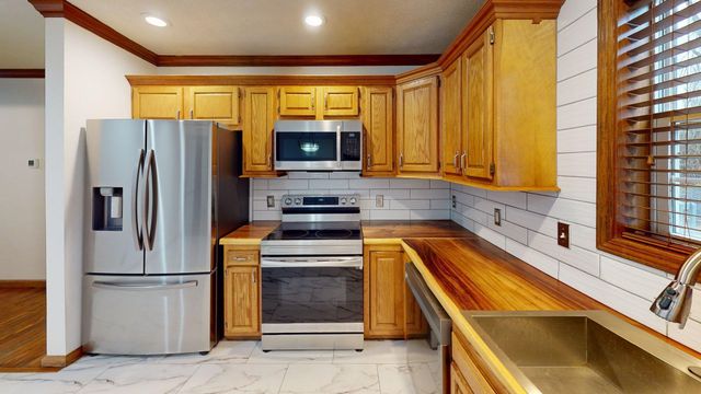 312 Lower Overlook Drive, Hurricane, WV 25526