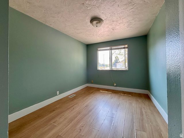 2216 W HEATHERGLEN DR, Taylorsville, UT 84129