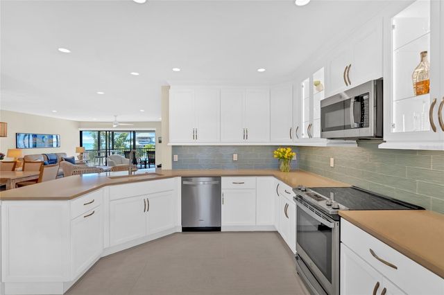 9226 MIDNIGHT PASS ROAD 3B, Sarasota, FL 34242