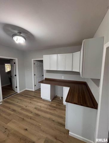 618 S McLeansboro Street, Benton, IL 62812