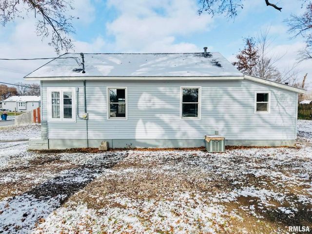 618 S McLeansboro Street, Benton, IL 62812