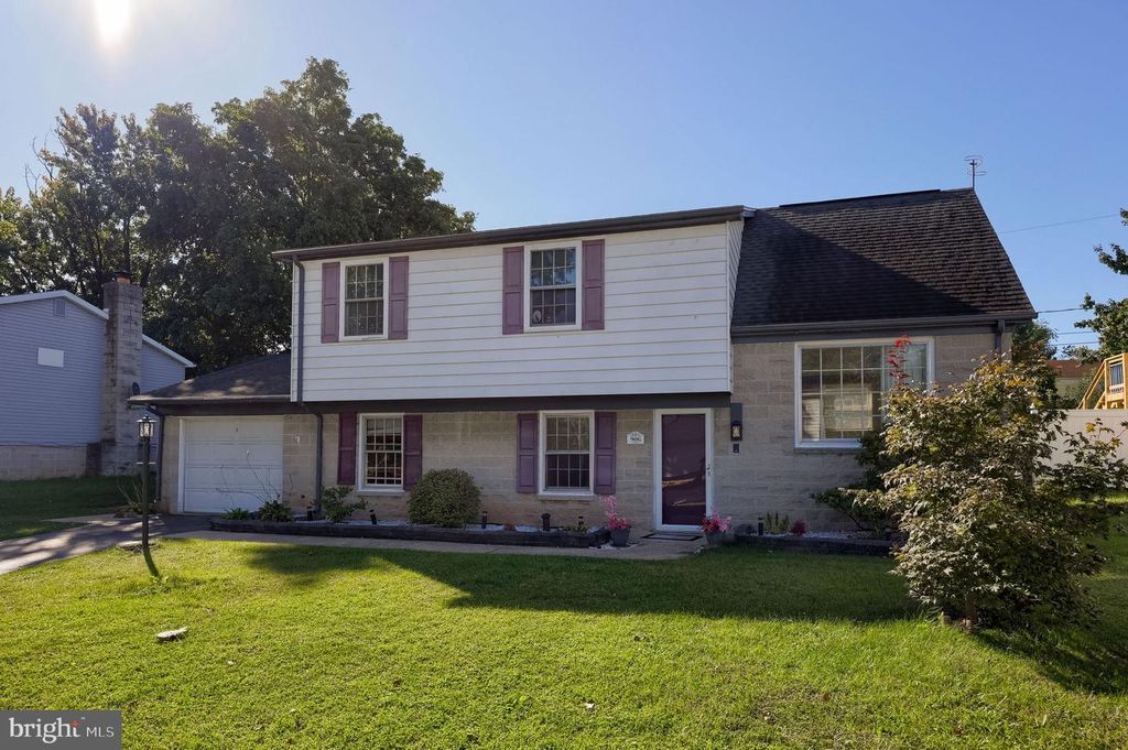 906 NORTHBRIAR DR, York, PA 17404