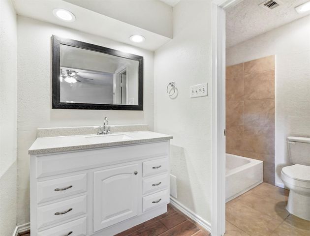 817 Willow Creek Drive, La Porte, TX 77571