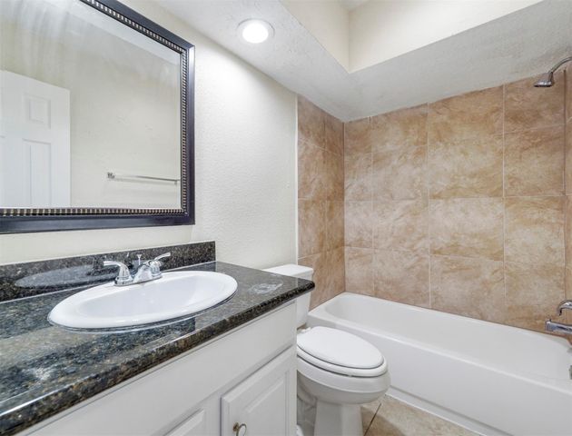 817 Willow Creek Drive, La Porte, TX 77571