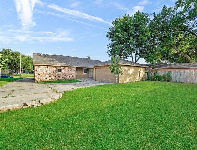 817 Willow Creek Drive, La Porte, TX 77571