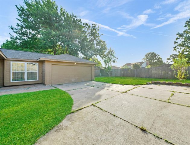 817 Willow Creek Drive, La Porte, TX 77571