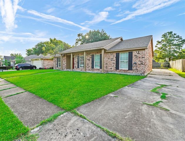 817 Willow Creek Drive, La Porte, TX 77571
