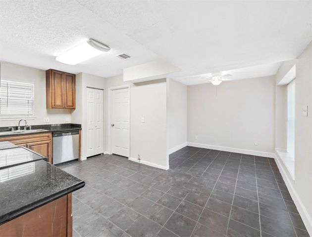 817 Willow Creek Drive, La Porte, TX 77571