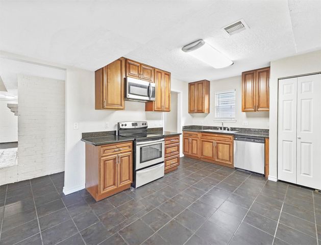 817 Willow Creek Drive, La Porte, TX 77571