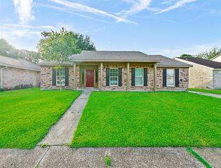 817 Willow Creek Drive, La Porte, TX 77571
