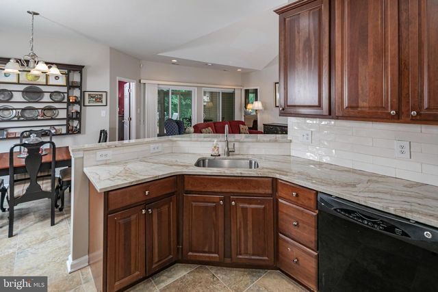 49 LEXINGTON DR, Pennington, NJ 08534