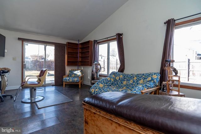 55 HOLLOW RD, Levittown, PA 19056