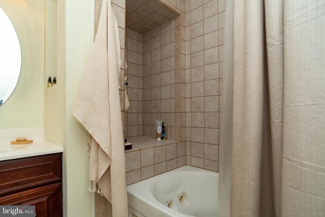 55 HOLLOW RD, Levittown, PA 19056