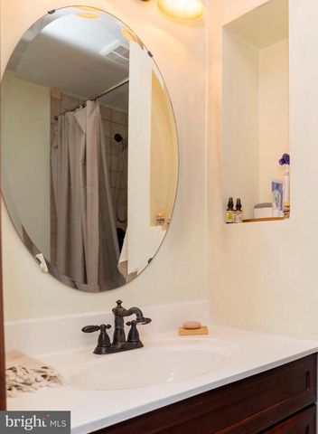 55 HOLLOW RD, Levittown, PA 19056