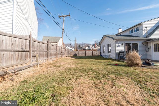 55 HOLLOW RD, Levittown, PA 19056