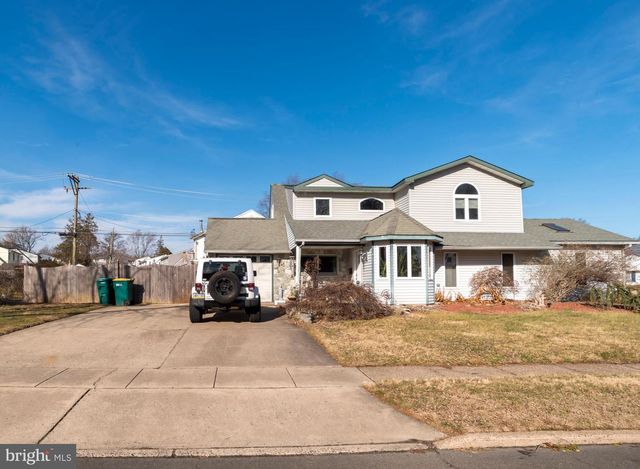 55 HOLLOW RD, Levittown, PA 19056