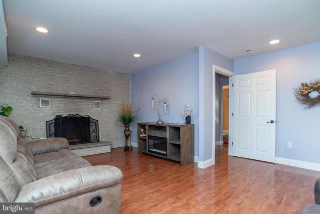 55 HOLLOW RD, Levittown, PA 19056