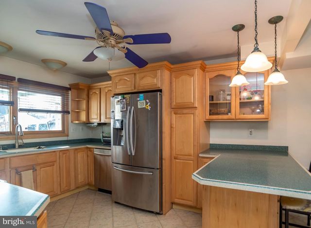 55 HOLLOW RD, Levittown, PA 19056