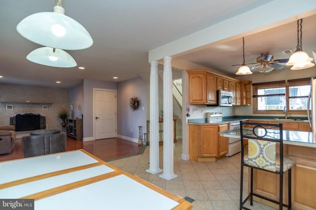 55 HOLLOW RD, Levittown, PA 19056