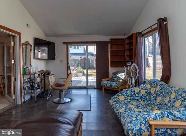 55 HOLLOW RD, Levittown, PA 19056