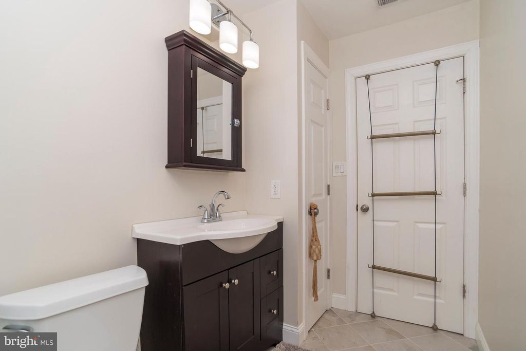 Image 12 of property listing at 55 HOLLOW RD, Levittown, PA 19056