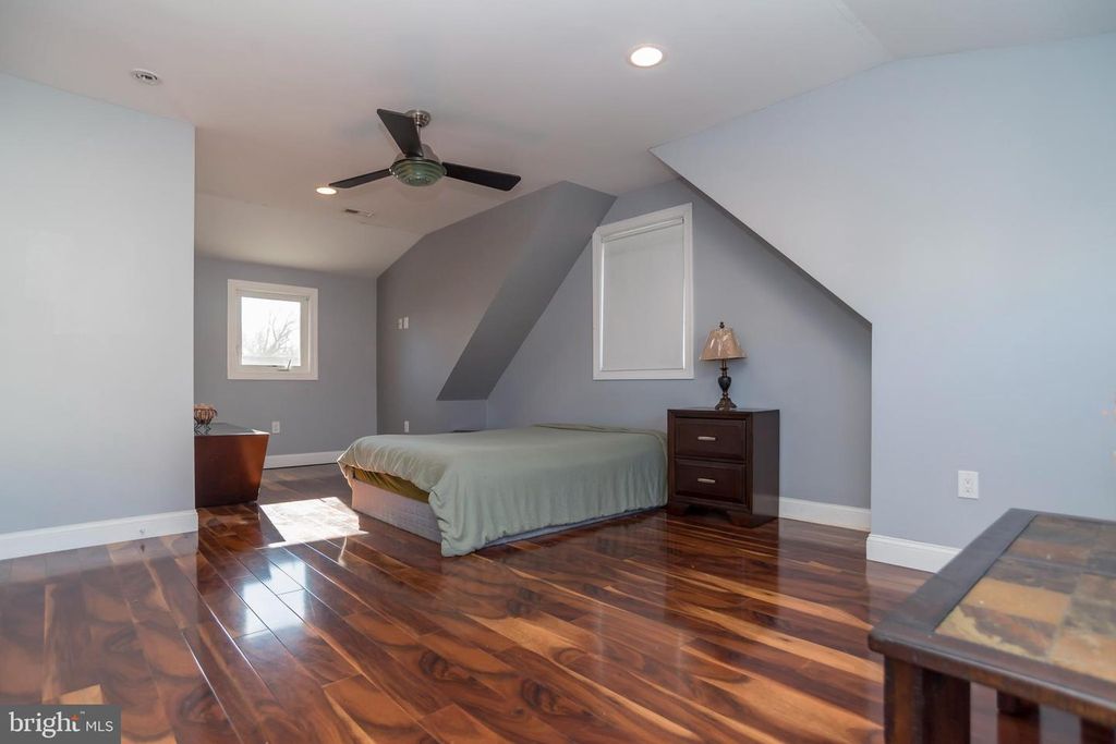 Image 13 of property listing at 55 HOLLOW RD, Levittown, PA 19056