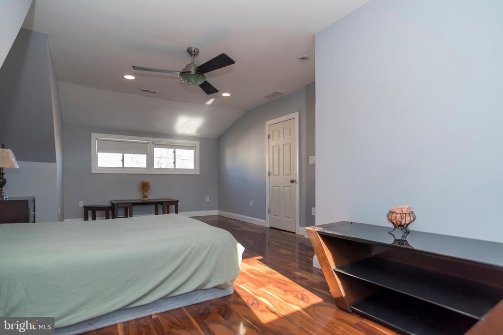 Image 14 of property listing at 55 HOLLOW RD, Levittown, PA 19056