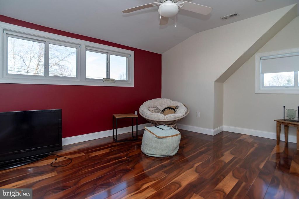 Image 16 of property listing at 55 HOLLOW RD, Levittown, PA 19056