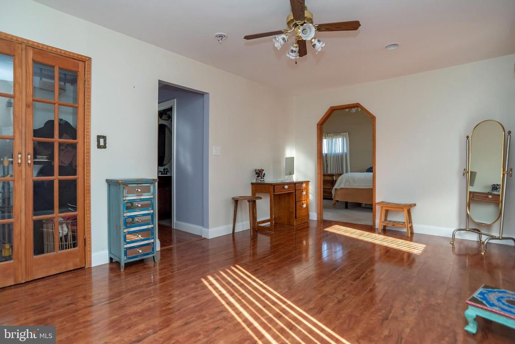 Image 18 of property listing at 55 HOLLOW RD, Levittown, PA 19056