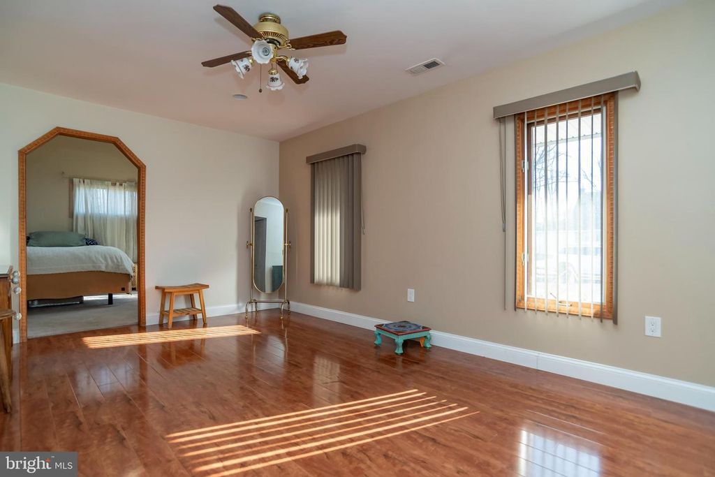 Image 19 of property listing at 55 HOLLOW RD, Levittown, PA 19056