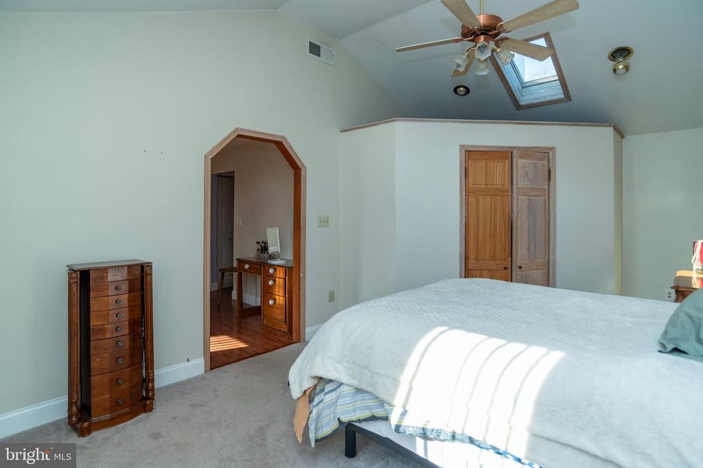 Image 22 of property listing at 55 HOLLOW RD, Levittown, PA 19056